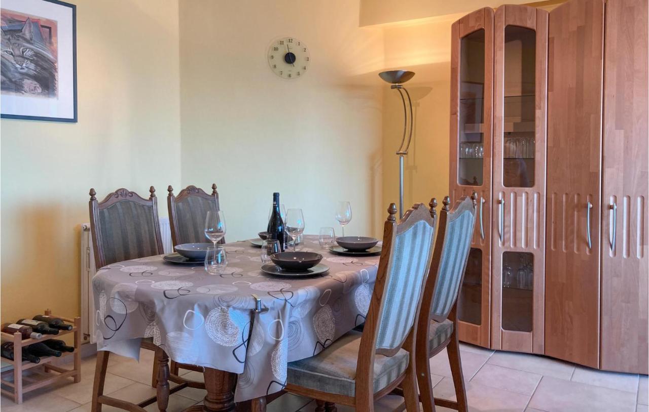 Appartement Awesome In With House Sea View